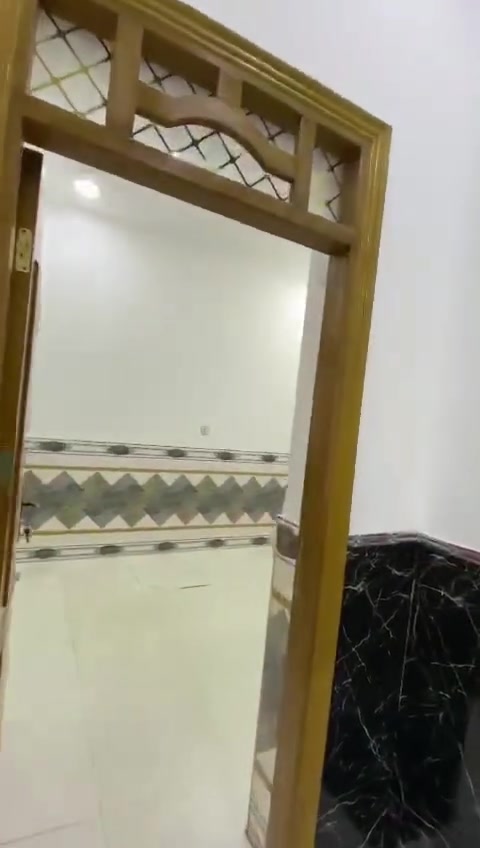 السلام عليكم 
البناية للأيجار طابق ارضي يصلح كمجمع طبي أو عيادات اسنان وتجميل / شركة مخازن يحتوي على صاله كبيره و ۳ غرف ومخزن صغير
الطابق الثاني قاعة 
موقع مميز حي الحسين الجديد شارع ابو شاكر وبسعر مناسب 
للتواصل
***********
