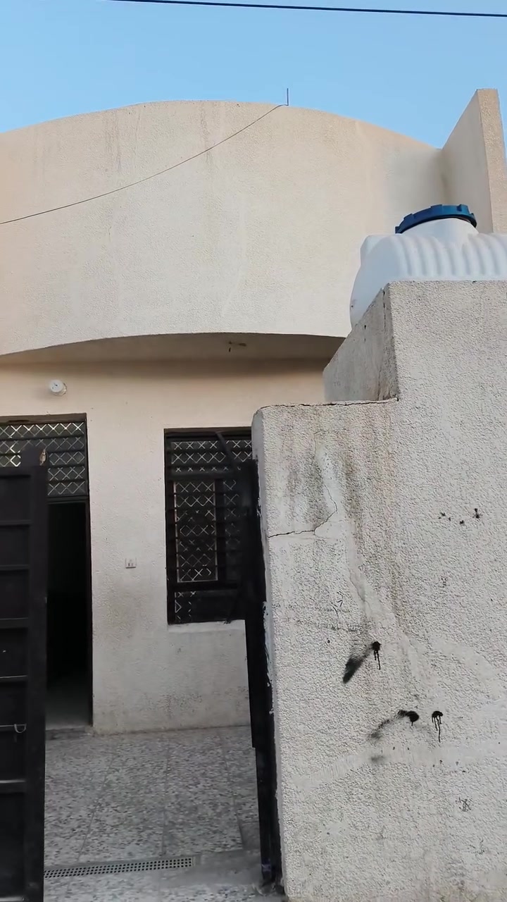 بيت للبيع مساحه ١٠٠ م طابو صرف بناء طابق واحد البيت فارغ جاهز للسكن كلشي واضح بل تصوير عنوان كربلاء ملحق المعلمين خلف الدفاع المدني مقابل حي القادسية سعره ١٠٥  أي استفسار اتصل *********** نستقبل جميع العروض في انحاء كربلاء
