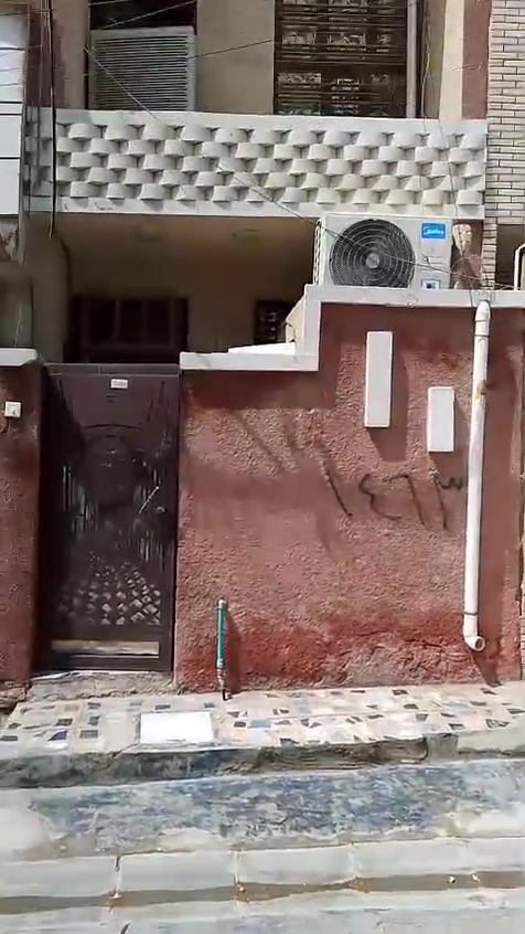 سلام عليكم بيت للبيع مساحة 50متر طابق ونص واجها 3.34نزال15 موقع الدار الخطيب الزراعي شارع الحشد بالفرع الي مقابيل اسواق بغداد السعر 72وبي مجال للاستفسار اكثر خاص او اتصال ع *********** بي واتساب
