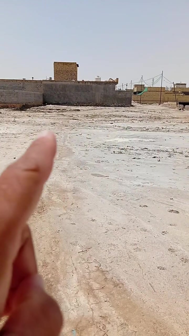 قطعة ارض زراعيه بالصخين مقابل الطاقة بنص السكن كهرباء وماء وسحب متوفر 200م والشراي يتصل ***********
