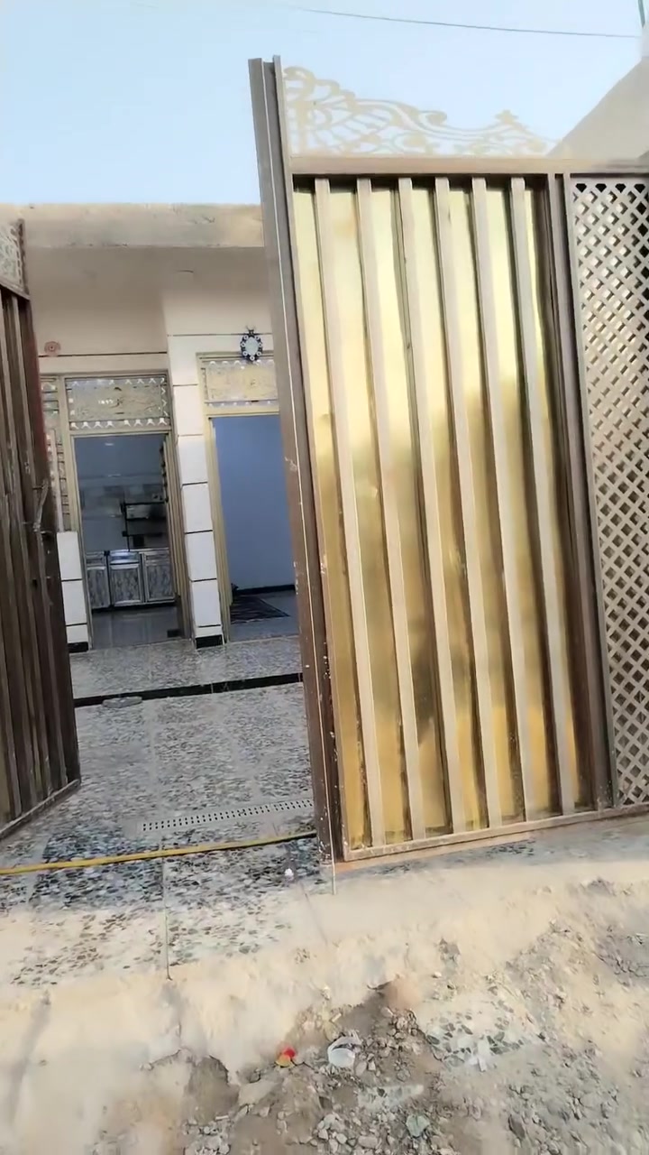 بيت مساحه 200 متر مربع بناء بلوك سكف صب مسلح عالي من الشارع خدمات كامله ماء مجاري كهرباء وتبليط البيت احلى من التصوير العنوان الحميدية شارع سيد عوده للاستفسار أكثر مراجعة مكتب دلاليه النرجس للعقار ***********
