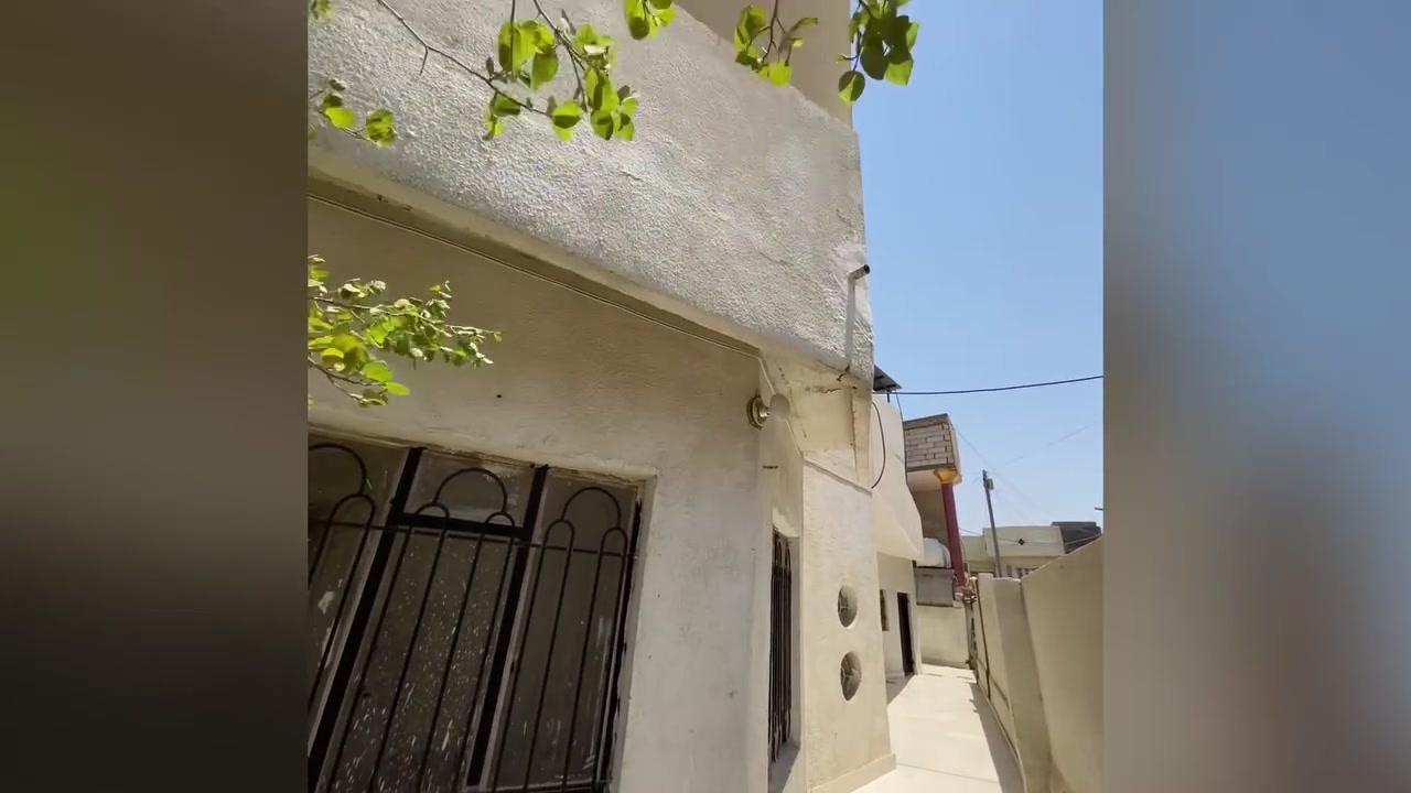 سلام عليكم
*بيت طابقين ركن في منطقه الجنينه*
مساحته 175 م
يحتوي على 4 غرف
وصاله واستقبال ومطبخ
ومجمع صحيات عدد 2
وبلكونه +سقيفه تغطي السطح
اضافه الى كراج للسياره ومشايات حول البيت
ترميم جديد من داخل وخارج صحيات جديده تأسيس ماء جديد
جدآ نظيف
 مكانه جدا قريب على الشارع التجاري
*خلف مطعم اريزونا* 
*للإيجار*
للاستفسار الاتصال على الارقام التاليه
‭+964 780 118 3981‬‭
‭***********
