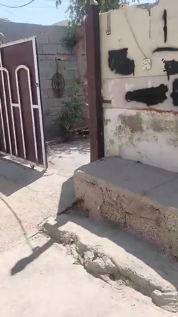مكلف بلنشر 

السلام عليكم بيت مساحه 250 م 
المكان دور واطئه الكلفه 
متكون من حوش يتسع لسيارتين مع حديقه 
وتكون من
غرف ع 4 ثنين فوك قيد الانشاء
ديوانيه 
مطبخ مجمع صحيات داخلي 
منور داير لبيت 
البيت ركن على شارعين 

رقم صاحب الدار ‏‪***********‬‏
الرقم الثاني ‏‪***********‬‏

السعر 35 مليون
