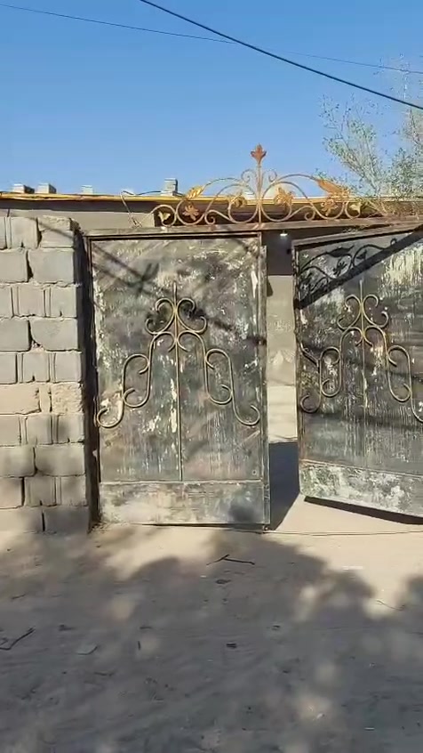بيت تجاوز مساحته اكثر من ٣٠٠ متر ٤ غرف وديوان وصاله وصحيات داخليه وحوش وحديقه  ومطبخ سعر ١٣ وبي مجال بسيط
حي الحكيم  رقم ***********
