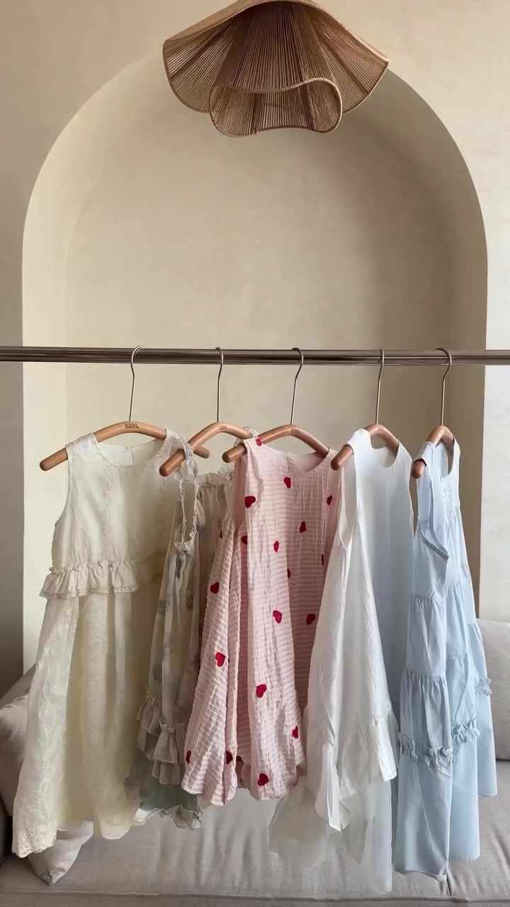 فساتين لطيفه 🥹 ✨

الاسعار (22،30،25،27،) الف 
قياس من 2 الى 11 سنه 

للحجز والاستفسار دايركت ….
