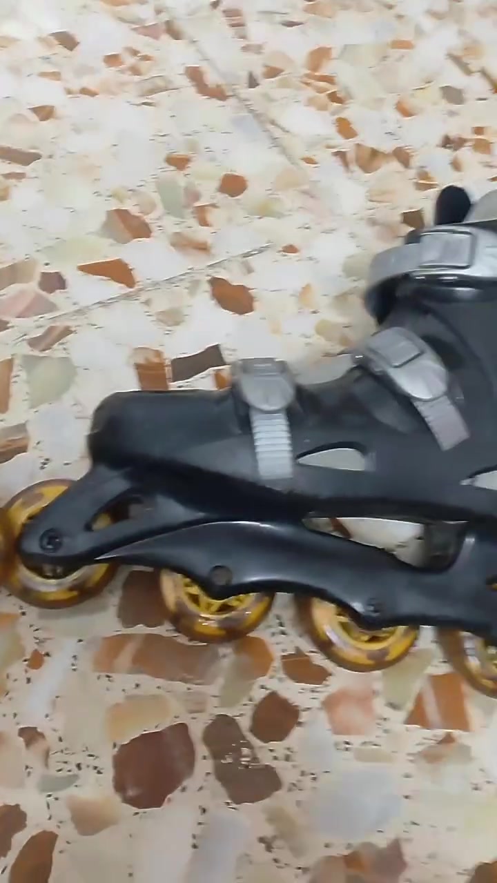 سلام عليكم شباب بنات اتوفر يمنه اسكيت باره اصلي مستعمل أقل من أسبوع نضافه 90% المكان بغداد الجديده تل محمد السعر السكيت 30 الف او بي مجال قياس 38 الرقم /***********

