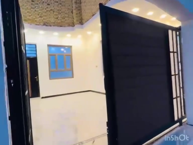 السلام عليكم 
بيت درجه اولى المساحه 240 متر البناء طابوق الصب كونكريت عمل درجه اولى أضافه  يتكون البيت من مدخل +استقبال + صاله+مطبخ حار وبارد+غرفتين+صحيات داخليه  
البيت كامله مابيه اي نقص كله درجه اوله او لوح بنه 2026 
وخارجيه والبيت فيه وصل تطويب 
الموقع حي الصحفيين خامس بيت عن الشارع العام (المنطقه زراعيه) للعلم أن المنطقة متوفرة فيها كل الخدمات من ماء وكهرباء ومجاري وموقع البيت تحديداً يقع بالقرب من الجامعة التقنية الجنوبية 
للاستفسار الاتصال على الرقم التالي
***********
حي الصحفين

