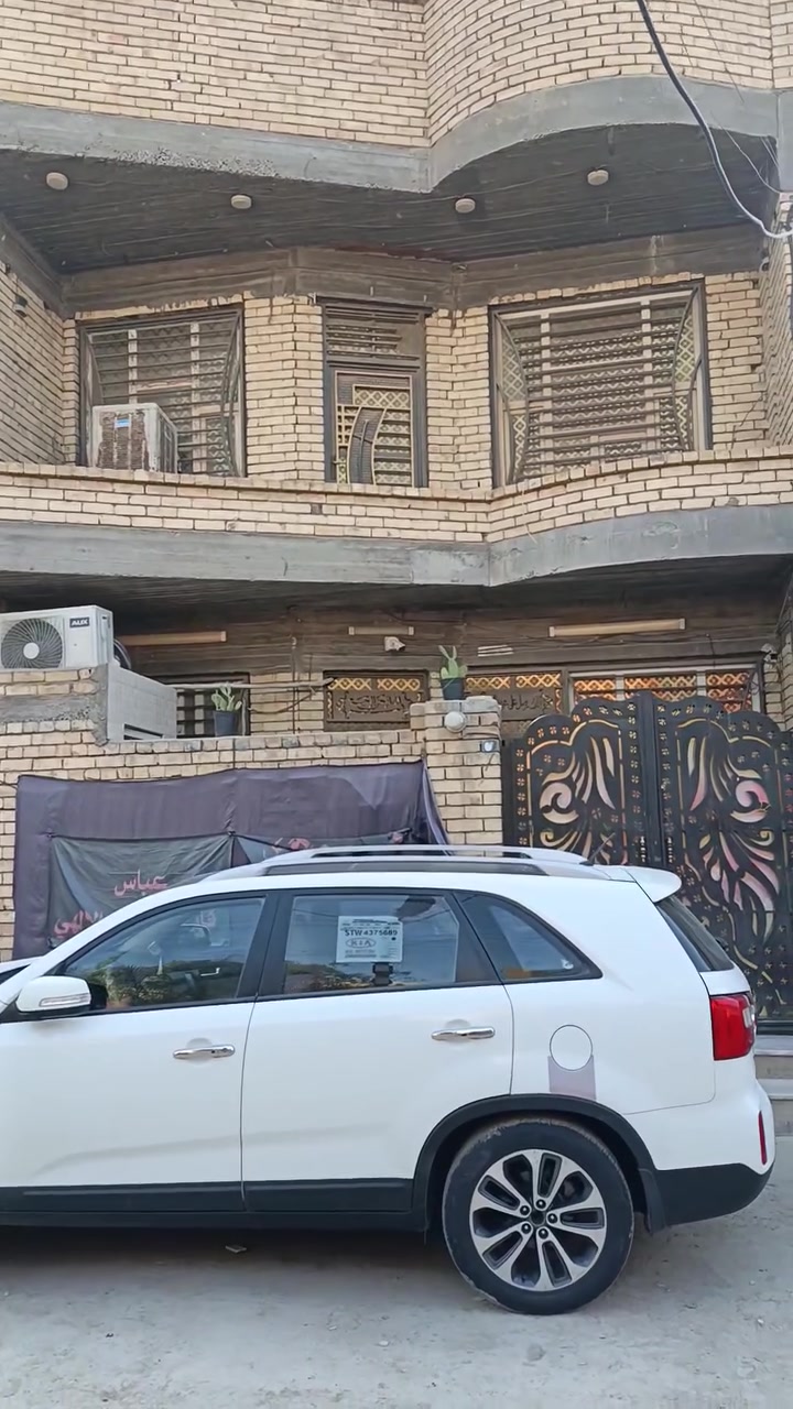 بيت للبيع مساحته 100متر واجهة 7متر ونزال 15متر طابقين لبناء حديث طابوق كله جمهوري والمواد كله درجه اولى الله شاهد بيت كلش تعبان عليه رفت ارتفاع 50 والطابق الأول ارتفاع 330 ارضيه كاشي موزايك سداسي مطعم برمرر الاستقبال الارضيه مرمر يحتوي على استقبال وغرفه نوم مع سويت داخل الغرفه ومطبخ وصاله الطابق الثاني يحتوي على ثلاث غرف وحمام بصاله البيتونه على عرض البيت 7*3.25 يحتوي على منظومه كامرات وخط نت بالباب تريد مع الأثاث أو بدون اثاث السعر مع الأثاث 110 السعر بدون اثاث 95 وبيه مجال للشراي الاتصال والمراجعه *********** سيد علي صاحب الدار

