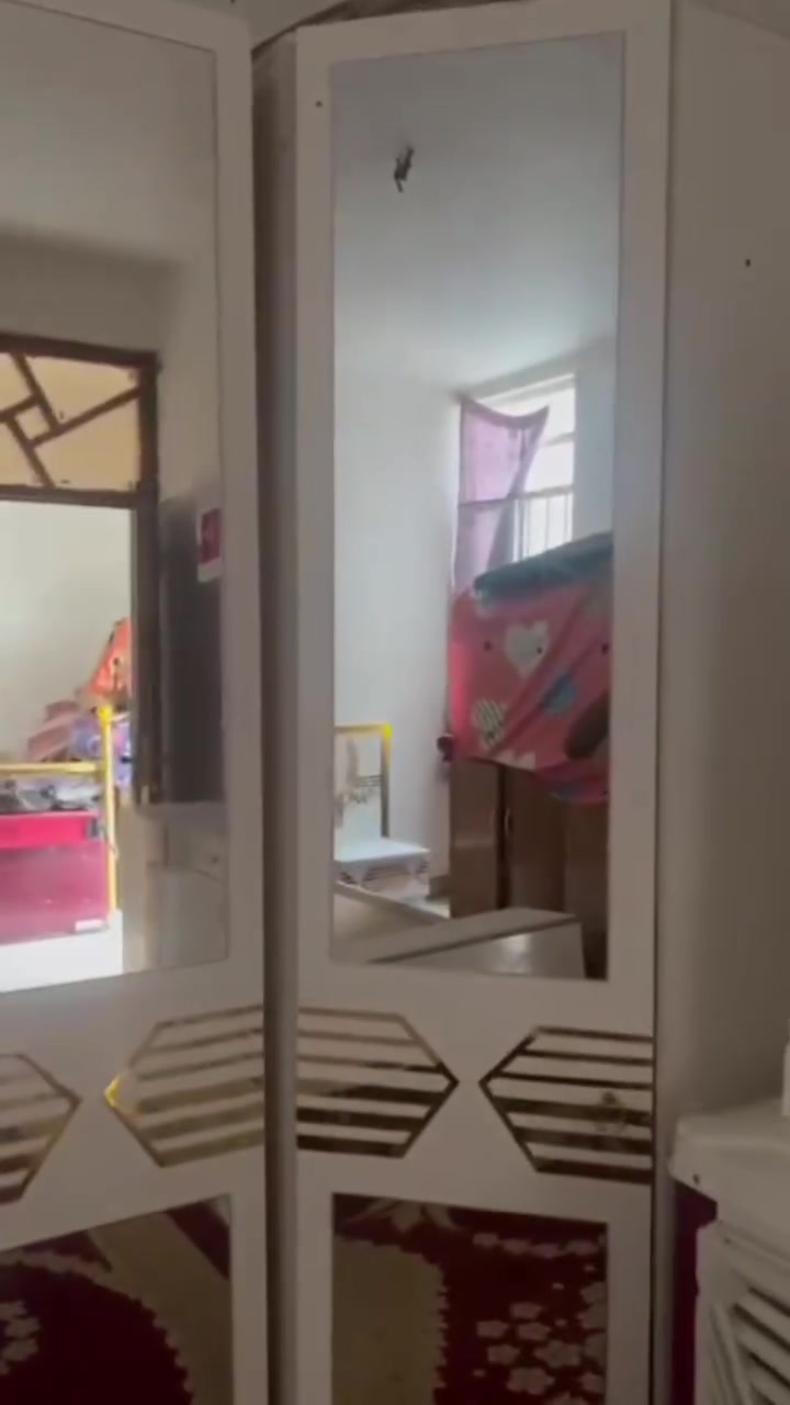 سلام عليكم غرفة نوم تركية نظيفة 
اضرارها بسيطة كلش مستعجل على بيعتها لان ضخمة ومجال ماعندي 
***********
