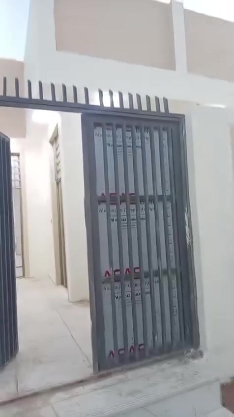 سلام عليكم بيت للبيع مساحة بيت 110متر بناء مثل ما موضح بلفيديو   عنوان بيت مقابل شارع السبيس شارع مدرسه در النجف  السعر 40  وبيه مجال بسيط للاستفسار ***********
