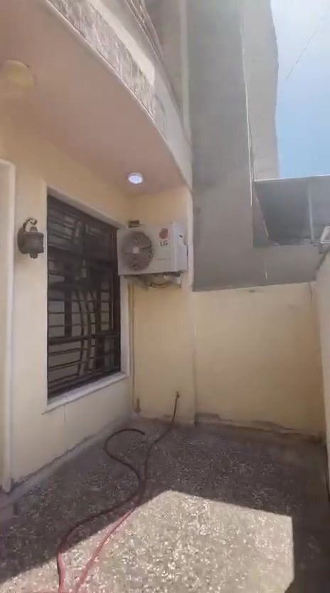 بيت للايجار مساحه 100متر نظيف جدا 3نوم وبي سبالت الحريه شارع المركز للايجار 650الف اهم شي يكون موظف.. ‏‪***********‬‏
