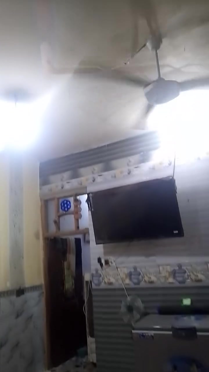 بيت ميه وعشرين متر طابقين عالي عن الشارع وارضيته كاشي والجدار سيراميك نظافته ميه بالميه يحتوي علا ٣ غرف نوم مع ملحقاتهن وصاله كبيره مع غرفة خطار مع صحيات مع حمامات العدد ٢ ومطبخ بارد  عنوانه بغداد سبع قصور شارع المشروع اول فرع مقابل مركز شرطه سبع قصور  للاستفسار الاتصال برقم صاحب الدار ‏‪+9647747078435‬‏
