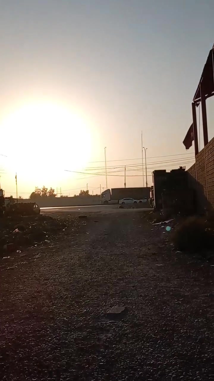 الدار للبيع
مساحة 200
 يحتوي على طابقين الطابق الاول مطبخ . استقبال . هول . 2غرف في الطابق الاول . صحيات داخلي خارجي . مضيف . حديقه .كراج
الطابق الثاني:
 صحيات . هول . 3 غرف
الموقع : الحله .طريق حله-نجف. مجاور معمل السرنجات . قرب جسر نادر
السعر مناسب للاستفسار الاتصال على الارقام:***********
***********
