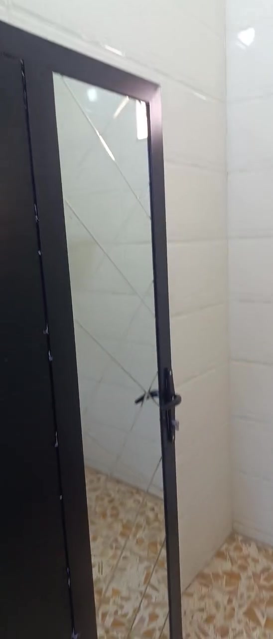 ياالله السلام عليكم دونم مسيج بلوك على شارعين بي بيت بناء حديث طابوك وصب مسلح كامل الخدمات كهرباء وماء وسحب مكاني بغداد قرب جسر الفرنسي شارع سده مال طاقه الكهرباء ***********
