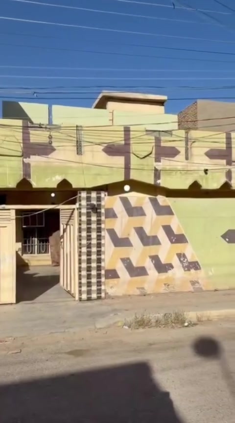 بسم الله على بركه الله 
بيت للبيع 
العنوان حي الشهداء خلف اسواق مريم طابقين 
البناء متوسط 
مساحه 200متر طابو صرف موقع خدمات البيت يحتاج تعديل للاستفسار الاتصال ***********او مراسل الصفحه #
