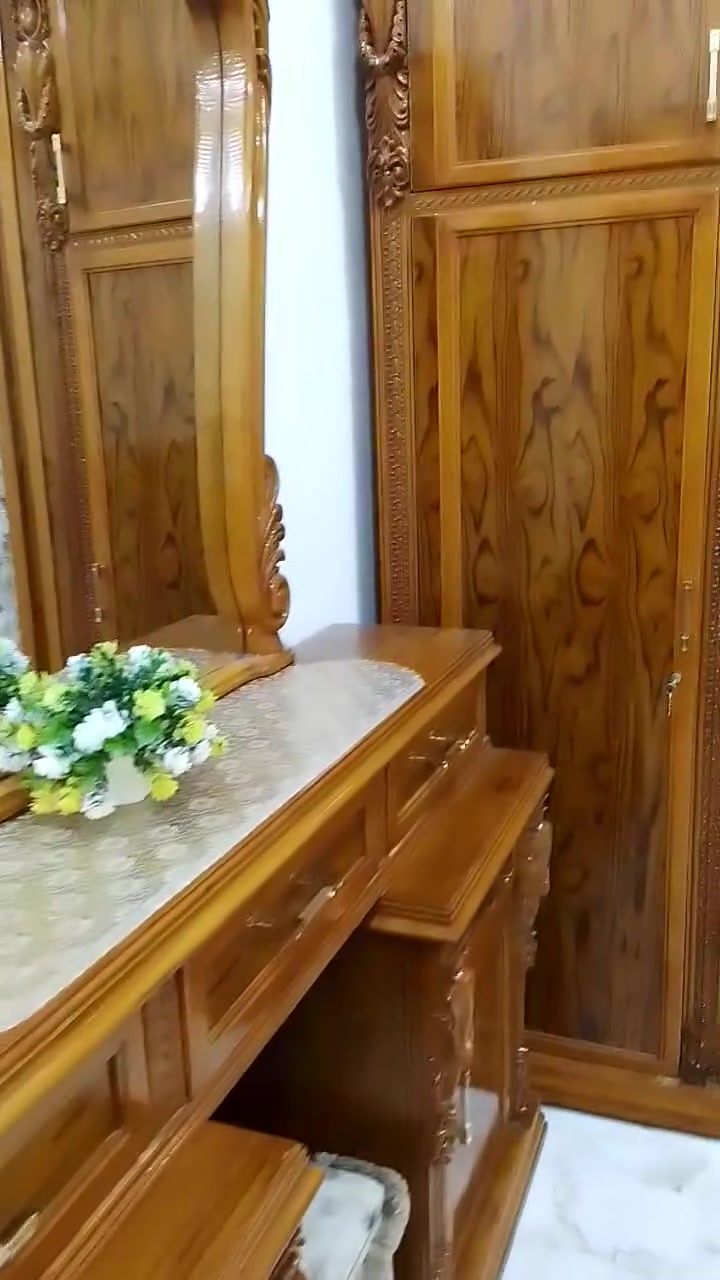 السلام عليكم غرفة اخشاب للبيع نظيفة كلش بلوك الثقيل شرط للأستفسار ***********
