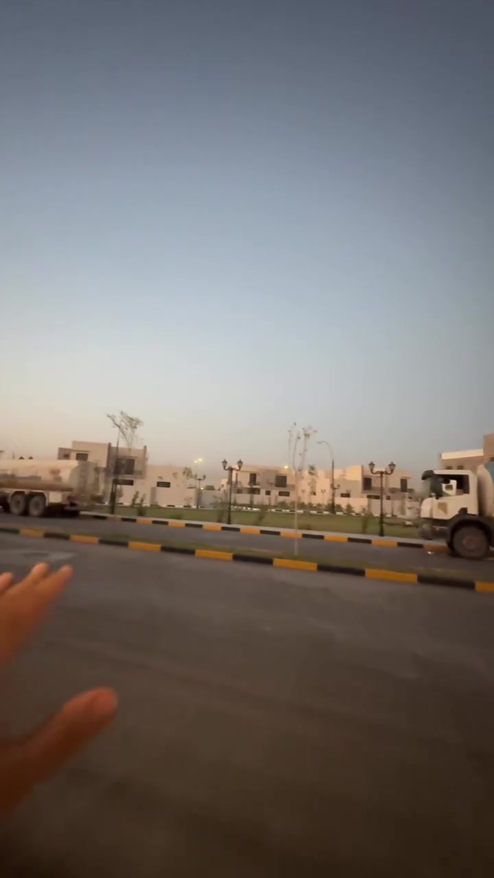 🏡 عرض مميز جدًا – دار للبيع بإطلالة مفتوحة داخل جوهرة الفرات السكني

✨ فرصة استثنائية للسكن الراقي في أحد أفضل المجمعات السكنية في الحلة، بموقع مميز جدًا يتمتع بإطلالة مفتوحة على الحديقة والمول، مع حديقة خلفية، ولا توجد بيوت مقابلة للدار، مما يوفر خصوصية وإطلالة جميلة. كما تقع الدار على شارعين (20 م امام الدار و10 م خلف الدار).

📍 الموقع: الحلة – دور القضاة، بداية شارع 80 (مجمع جوهرة الفرات السكني)

📐 المساحة: 400 م²
📄 السند: طابو صرف
📏 الواجهة: 20 م
📏 النزال: 20 م

🧱 بناء حديث – درجة أولى

🏠 تفاصيل الدار

🔹 الطابق الأرضي:

* 🍽️ مطبخ
* 🛋️ صالة استقبال
* 🏠 هول
* 🛏️ غرفتا نوم
* 🚿 مجمع صحي
* 🚗 كراج
* 🌿 حديقة أمامية
* 🌳 حديقة جانبية

🔹 الطابق الثاني:

* 🛏️ غرفتا نوم
* 🏠 هول
* 🚿 مجمع صحي

🌟 مميزات الموقع والمجمع

✅ إطلالة مباشرة على الحديقة والمول.
✅ حديقة خلفية توفر خصوصية إضافية.
✅ لا توجد بيوت مقابلة للدار.
✅ تقع على شارعين (20 م و10 م).

🏊 مسبح حديث.
🛡️ نظام حماية وأمن على مدار الساعة.
💪 جيم مجهز بأحدث الأجهزة.
⚽ ملعب خماسي لكرة القدم.
🛍️ أسواق ومراكز تسوق متنوعة.
🌳 حدائق ومناطق ترفيهية للعائلة والأطفال.

✨ إذا كنت تبحث عن منزل واسع، حديث، وفي موقع راقٍ داخل مجمع متكامل الخدمات، فهذا العرض يستحق المشاهدة.

📞 للاستفسار والتفاصيل:
***********
***********

🏢 زيارة المكتب:
حي الحسين – قرب مطعم نابو، أو الخسروية قرب الشؤون، مقابل ثانوية المتنبي.

♻️ #دار_للبيع #الحلة #بابل #جوهرة_الفرات #دور_القضاة #طابو_صرف #مجمع_سكني #عقارات_العراق #موقع_مميز #ترند #اكسبلور
