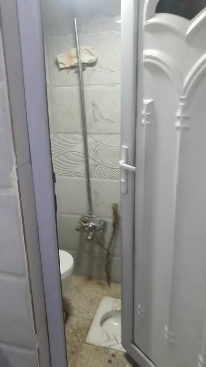 سلام عليكم بيت ١٠٠ متر واجه ٥ ونزال ٢٠
بناء حديث ٢٠٢٤ مسلح  يحتوي على غرفه وصاله ومطبخ والمنور مطل عليهن تلاثتهن واستقبال صحيات داخليه وخارجيه بيتونه سندويش عوزه تطبيك بس بايات الدرج الرشاد شارع الجامع الغركان مي مجاري كهرباء السعر ٥٧ وبي مجال ***********   ***********
