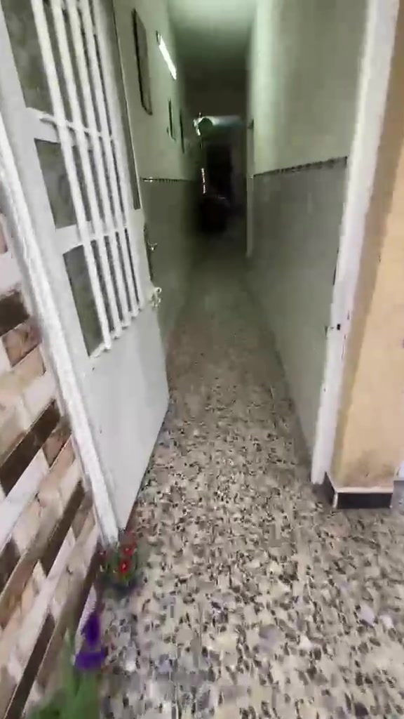 بيت للبيع ١٠٠متر. غرفتين وصاله ومطبخ وطرمه صغيره والحمام الخارجي فلشنا حته تصير حديقه  وحمام داخلي سحب ماي متوفر كلشي مكان حسينيه الراشديه خدمات مسقط شارع العقيد علي  شارع وصله التبليط ٨٥للاستفسار ع رقم *********** تواصل عبر واتساب او خاص
