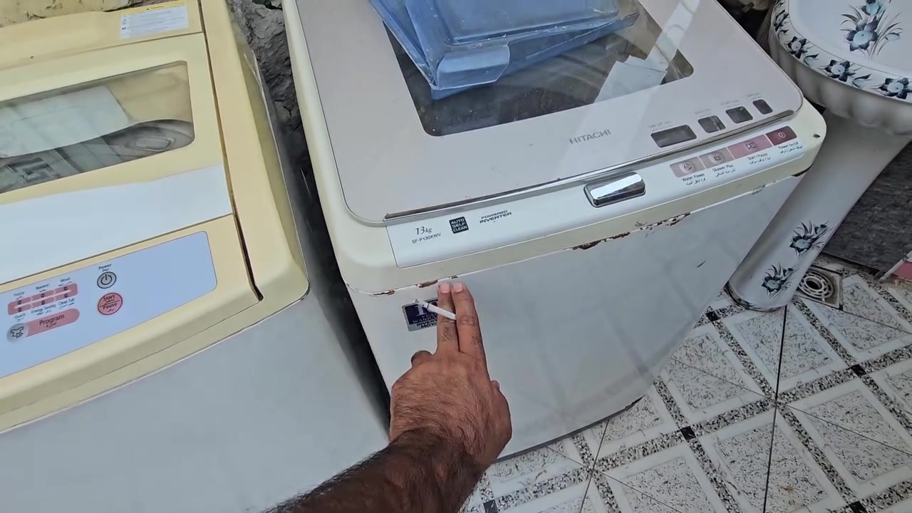 غسالات للبيع هياتشي ياباني للبيع وحده فرته ضعيفه سئلت المصلح كلي ضب قايشه او تبدله والثانيه تشتغل طبيعي بس بيه حركه بالتنشيف يعني صوت بصيط بس تشتغل طبيعي المهم اني ماعندي مجال اصلح اوفتر  وحده بيه شويه زنجار تكدر تخلي لاسق او صبق تكحله والثانيه جديده كلش المهم الي يفيدنه  يخابرني *********** العنوان بغداد حي طارق شارع الوسط والتوصيل بالتفاق
