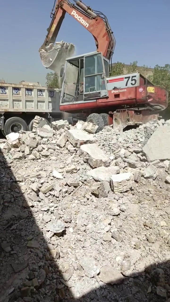 حفاره بوكلاين موديل 82محور كهربائي مكينه نضيفه 
محرك ومضخه و كونترول وكشر رقم انكليزي جديد بغداد باسمي للاستفسار ***********
