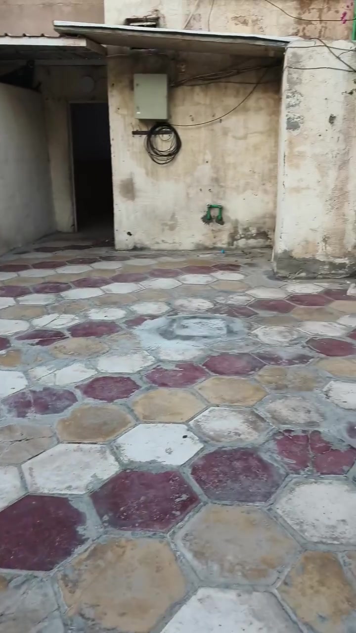بيت ١٠٠ متر ب الميلاد للاجار ب ٢٠٠ الف بي غرفه و صاله و مطبخ وهذا رقمي ***********
