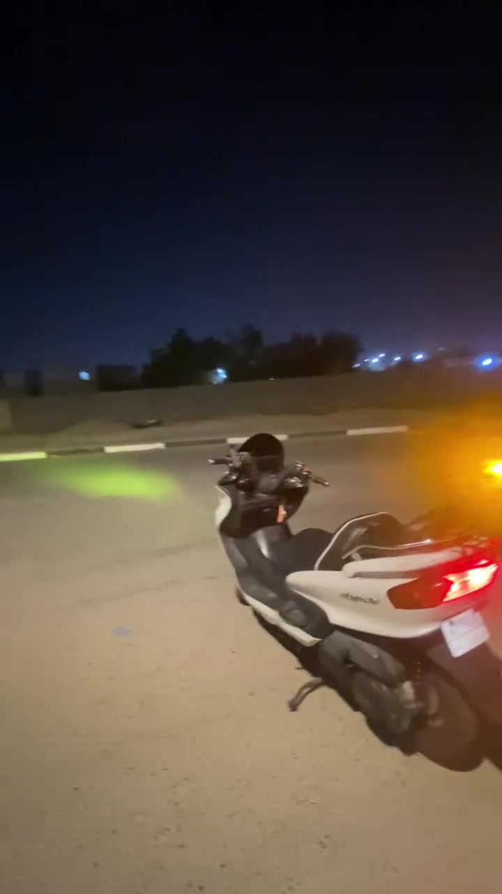 سلام عليكم.  دراجه البيع نواع ماجسته.    الدراجه راقم وسنويه بغداد.  الدراجه حلوه.  شغاله  الكهرابايته كلهشغال شاير لايت. سكن   الدراجه تاير الوره جديد   الوتاير الكدام نضيف.  الدراجه مكينته حلوه. صافيه   دراجه مجفته      تشمشي سرعه ومعدال. كلش حلو  السعر الدراجه  1800 الف  وبيه مجال.  هاذ رقم التلفوان ***********

