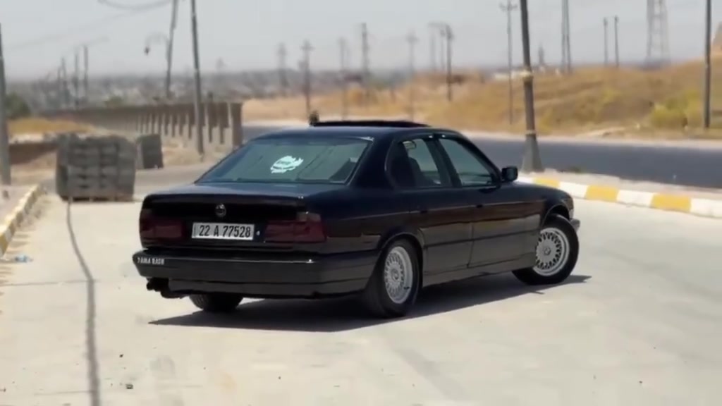 بی ام ٥٢٠ بلاد كیر عادی بلاد سلایت سبخ جمالیه‌ داخل اسود نظيف لایت زنون لایت بلاد امبی فایر جگ بلاد اربع تایه‌ جدید و ویل مشبك جدید   هم تبريد حار و بارد عندو ظرب بدون داخل بس يم سايق مابي داخل سنویه‌ لحد ٢٠٣١ علیها فقد ١٤٠ خرامه‌ اشكید علیها انی انتیك سعر ٦٥ مكان اربیل رقم *********** موديل 1991
