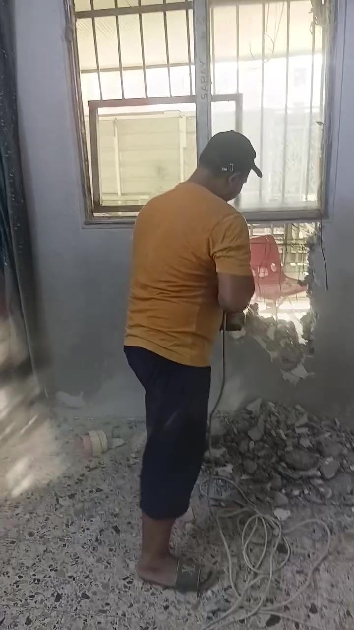 تفليش البيوت القديمة والمحلات وقطع البيوت ورفع الانقاض وتعديل الأرضية بموادها يعني ماأخذ فلوس بس المواد واسويلهيا كاع في  بغداد وتساب ***********
