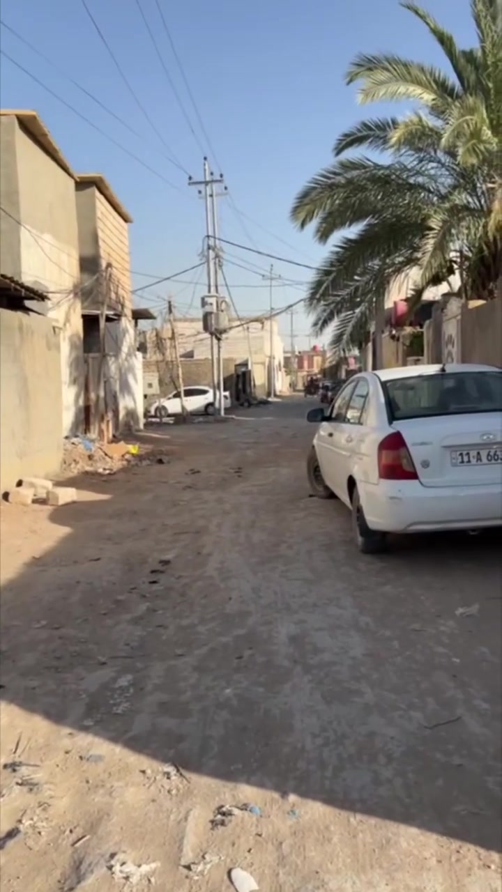 السلام عليكم عرصه + عقار للبيع 
عرصه 200 متر مربع مقابيل البيت العرصه علئ شارعين 

البيت 300 متر طابقين بناء جيري الطابق الثاني ثرمستون 

البيت 5 غرف 

2 غرف جوا الغرف 4 ونص × 4

3غرف فوك وحده من الغرف 6 × 4 سويت حمام داخلي 

صاله مفتوحه لطابق الثاني 9 × 4 ونص 

ستقبال 7 × 4 ونص 

حديقه مثل ما اموضح بلفيديو 

50 متر خلف البيت ترك 

الي يريد العرصه تنباع والي يريد البيت وحده هم ينباع 

عنوان البيت موضح بلفيديو
واتساب ***********

