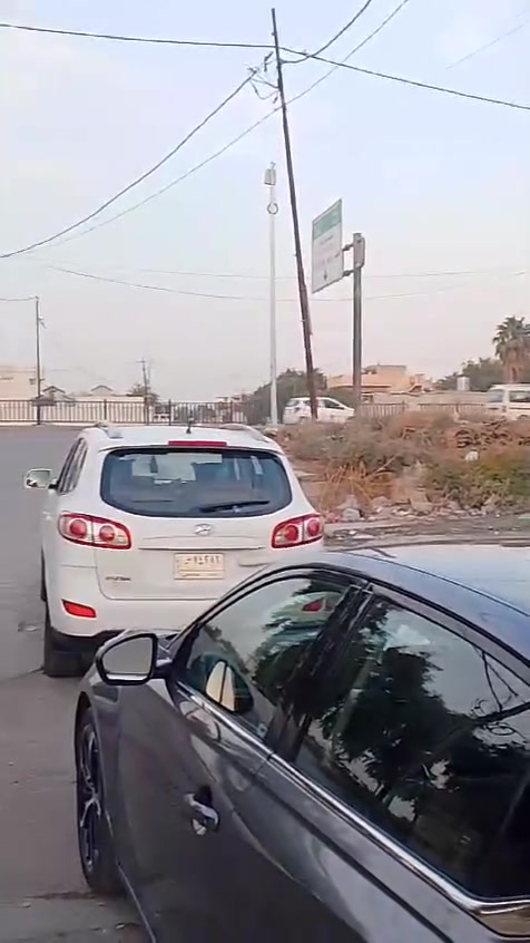 🏡 للبيع دار مميز في الموصل – حي الضباط

📍 الموقع: حي الضباط – قرب مطعم خطار، وبالقرب من السايدين، في موقع حيوي ومميز وسهل الوصول.

📐 المساحة: 630 م²
📏 الواجهة: 21 متر
📏 النزال: 30 متر

⭐ مميزات العقار:

* موقع مميز في منطقة حي الضباط.
* قريب من السايدين، مما يمنحه سهولة وصول وحركة جيدة.
* مساحة كبيرة مناسبة للسكن أو للاستثمار.
* واجهة 21 متر تمنح العقار حضوراً جيداً وإمكانية الاستفادة من المساحة بشكل ممتاز.
* موقع قريب من الخدمات والمطاعم والطرق الرئيسية.

💰 السعر: يحدد عند التواصل الجاد. علما انه مستعجل للبيع والسعر اقل من سعر السوق. 

📞 للاستفسار والتواصل: يرجى مراسلة المعلن مباشرة لمعرفة السعر والتفاصيل وتحديد موعد للمعاينة. ***********

فرصة مميزة لمن يبحث عن عقار بمساحة كبيرة وموقع جيد في حي الضباط – الموصل.

