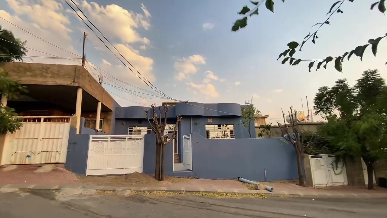 ‎خانــــــــــــــووبۆفرۆشـــــــــتن
‎ـــــــــــــــــــــــــــ.پارێزگای هەڵەبجە    
‎کۆد//31
‎ڕووبەرەکەی//216
پێکهاتەی خانووەکە// مەتبەخ میوان هۆڵ و دوو نوستن گەراجیوو حەوشەیەکی فراوان
گەڕەک//شۆڕش…پشت گۆران ستی هەموو خزمەت گوزارییەکی هەیە
‎نرخی..زۆرگونجاوە 
‎بۆزانینی..نرخ..خاڵێک..دابنێ
‎ژ..م..
***********
***********
***********
