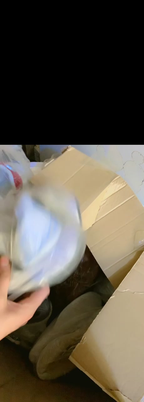 السلام عليكم 
احذيه رجالي ..مشكل … 
رياضي … رسمي … كجول 
جديد جمله فقط الشليف يعد 40 قطعه 
سعر القطعه 3250 دينار 
سعر الشليف 130.0000 الف 
توصيل جميع المحافظات 5 الاف
تواصل واتساب ***********