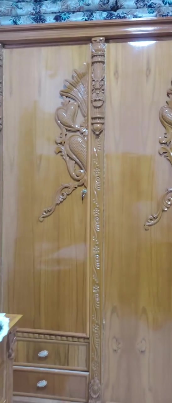 السلام عليكم غرفة نوم مستعمله شهرين تسكام الأصلي زان مصري طابق ونص اشتريته........... بمليونين.......... بس شلنه وماعدنه مكان رايده......... بمليون ونص......... وبيه مجال للشراي مجاله فقط للشراي الموشراي لايخابر مكان نجف ***********
