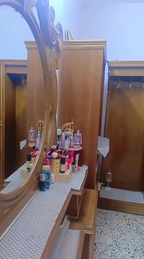 غرفة خشب • نضيفه • طارميه