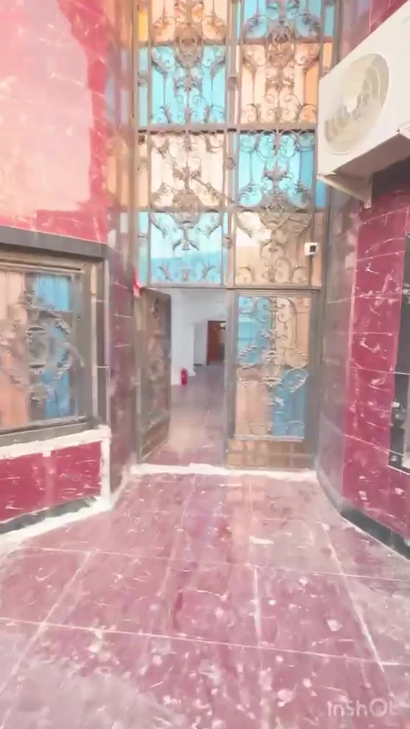 السلام عليكم 
(( منزل تجاري للايجار الطابق الأرضي بمساحه ٣٠٠م ))
العنوان / حي المهندسين / شارع اللواء كاضم 
التفاصيل / كراج / استقبال / صاله كبيره / اربع غرف منام / مطبخ / صحيات عدد ٢ 
للإيجار مقابل مليون دينار  
يتوفر كذالك منازل وشقق للايجار في كافة مناطق البصره 
للتواصل والاستفسار ***********
