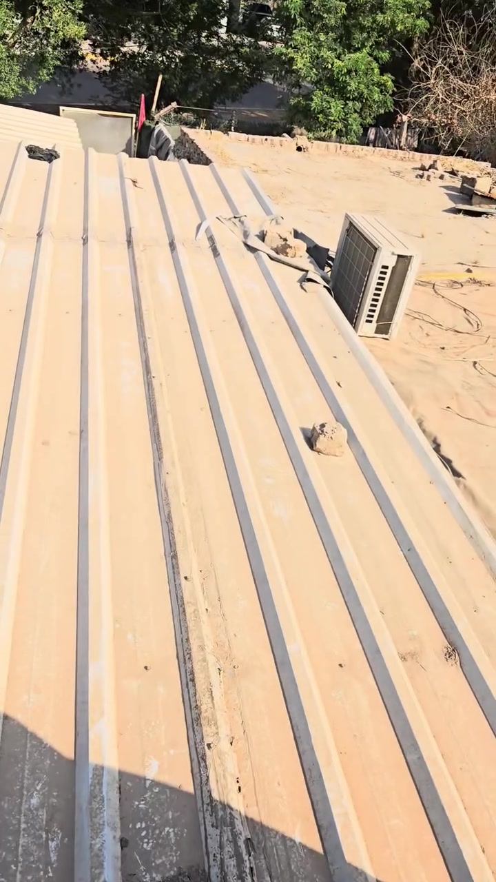 سقف سندويج بنل
 * المساحة: نزال 15 متر × عرض 3.5 متر (3 أسطح ونصف).
 * التركيب: نظام تعشيق مُحكم يمنع التسريب، مع تقطيع مفصّل للمطبخ والهول. السعر ب9 المتر وبي مجال 
مكاني بغداد حي العامل 
***********

