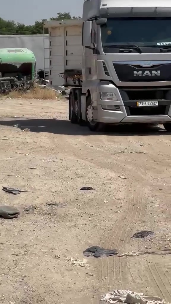 للبيع مان راس تريله موديل2017  مع عربانه اربع محاور موديل2017 سياره جاهزه من كلشي الاتصال***********

نص مكتوب في الصور:
- CAMON 30 5G
- 2026.08.06 05:37 PM
- 23mm f/1.8 1/154s ISO50