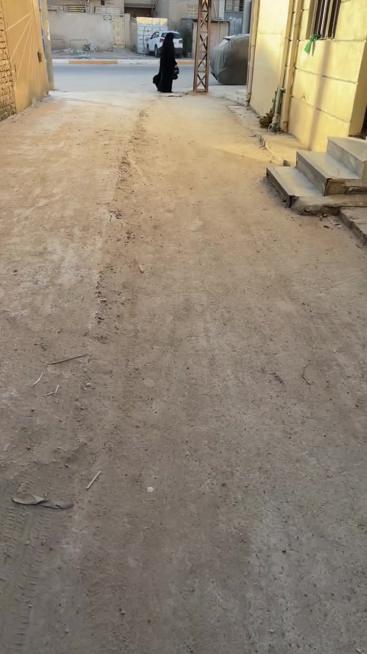 🏡 دار سكن للبيع – في محافظة كربلاء المقدسة
📍 الموقع: حي العباس – نهاية الفرع الثالث، بداية الزراعي

🔹 سند 25 مداور مباشر 

🔹 يمتاز بوجود مدخلين:

مدخل من جهة البارون

مدخل من جهة شارع بغداد

📐 المساحة: 60 متر²

📏 الواجهة: 6 متر

🏠 تفاصيل الدار: طابقين .

الطابق الاول :سقف كونكريت مسلح .

الطابق الثاني : عكاده .

3 غرف نوم

استقبال

صالة

مطبخ

مجموعة صحية عدد 2 

✅ موقع مناسب للسكن وقريب من الشوارع الرئيسية.

■ علماً الدار يحتاج ترميم .

للأستسفار مراسلة الصفحة 

أو الاتصال ع الارقام الآتية 

***********
