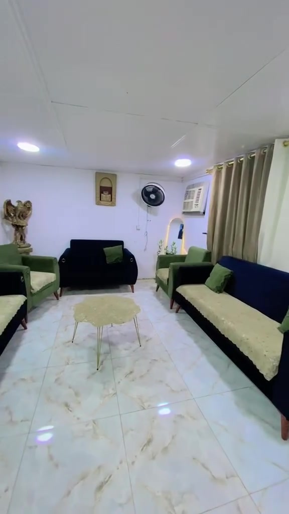 يحتوي على طبلات و ١٠ مقاعد ونصيف حيل لمكان  بغدادشارع فلسطين سعر ٢٥٠ قفل الاتصال ع رقم***********
