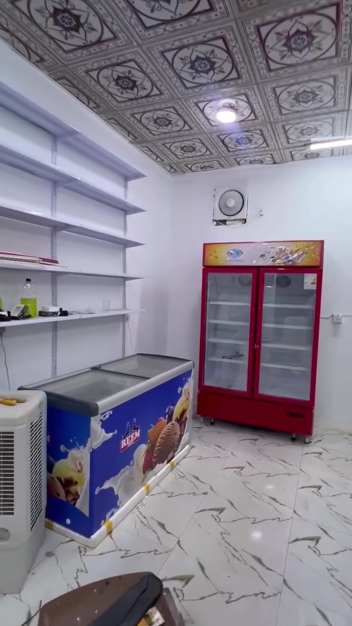 السلام عليكم محل اسواق جاهز للبيع كامل كلشي جديد بعد ممشتغل  كملته وصار عندي ضرف  اغراضه كلهه جديده ممشتغله العنوان العماره سده دور النفط محل جبير طول 7وعرض 4 لاستفسار ***********

