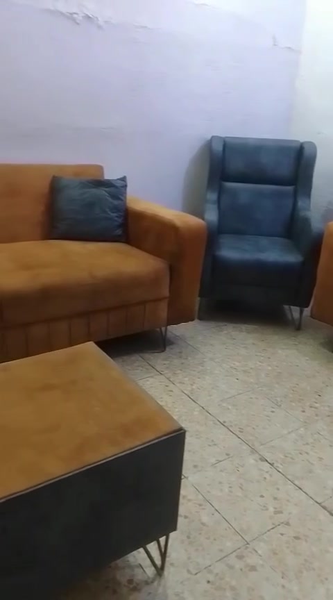 السلام عليكم عندي تخم للبيع
عدد المقاعد اربع 
وحده كبيرة وحده وسط 
واثنين كراسي مع طبله 
محافظه بغداد منطقه الوشاش 
الرقم ***********

