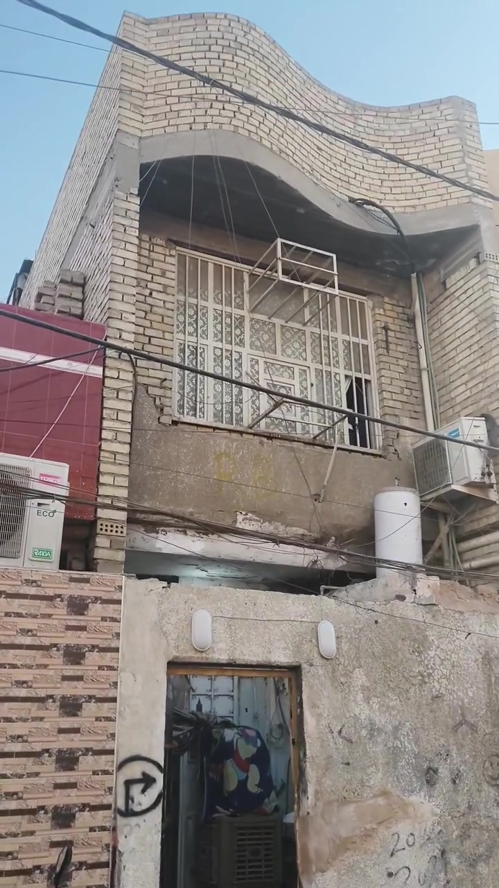 عروض حازم العمشاني للعقار للبيع نص قطعه شرك طابقين مسلح بناء حديث
يتكون من ستقبال ومطبخ وصاله وغرفه نوم وحمام وتواليت مكان مدينة الصدر قطاع 39 على الفلاح الطابق الثاني يتكون من غرفتين نوم وحمام وتواليت وبيتونه وصطح شتايكر سعر105وبي مجال 
رقم*********** مراجعت مكتب حازم العمشاني للعقار
