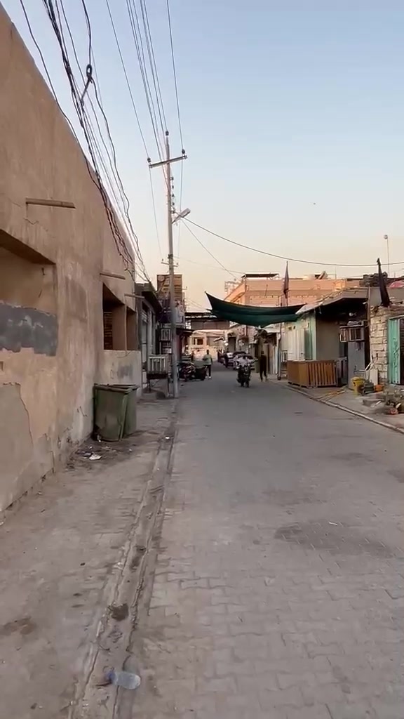 السلام عليكم 
بيت بمساحة ٢٦٠ م طابو صرف ركن موقع جدا مميز كما موضح بالفديو 
قيد الترميم 
عنوان الدار /حي العسكري يبعد عن شارع العام ٢٠ م 
للاستفسار اكثر /*********** المهندس حسين الاعرجي
