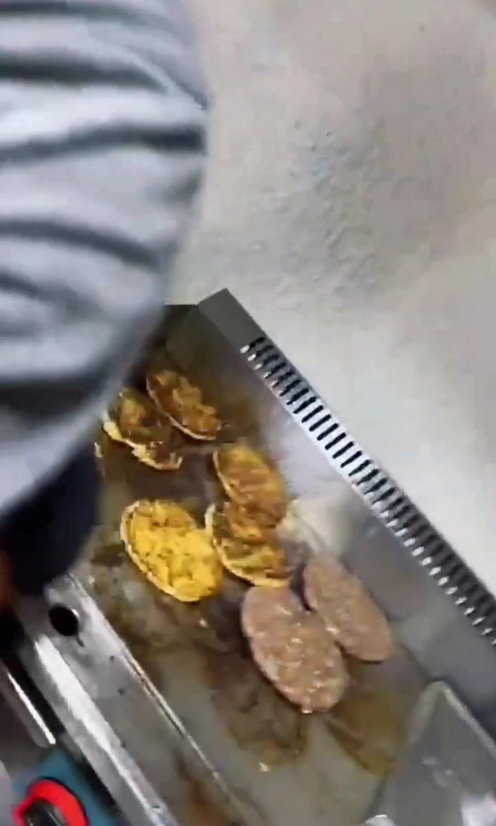 مطعم بركر هاوس العنوان 📍
بغداد الدوره -شارع طعمه 
***********
***********
متوفر توصيل خارج الدوره علئ تطبيق طلبات 🧡🍔
#مطاعم #explor #vilar #اكسبلورر #الدوره_شارع_طعمه

