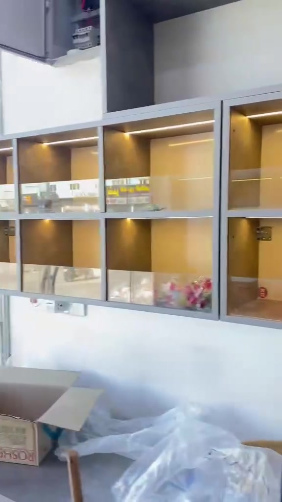 ه السلام عليكم رفوف و ميوزه MDF شغل ثكيل درجة اولى مكلف 3ونص مليون نظيف حيل مابي اي مشكل ابيعه بمليون و850 بي مجال بعد امانة الله كلش نظيف وجديد اليستفاد منه خلي يراسلني او يتصل *********** مكان حله مركز
