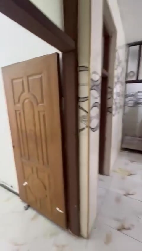 شقة ارضية للايجار تحتوي على غرفتين وصاله ٤٥٠ طلاب عمال  الاعظميةشارع عمرفرع الكوخ للتواصل على الرقم ***********

