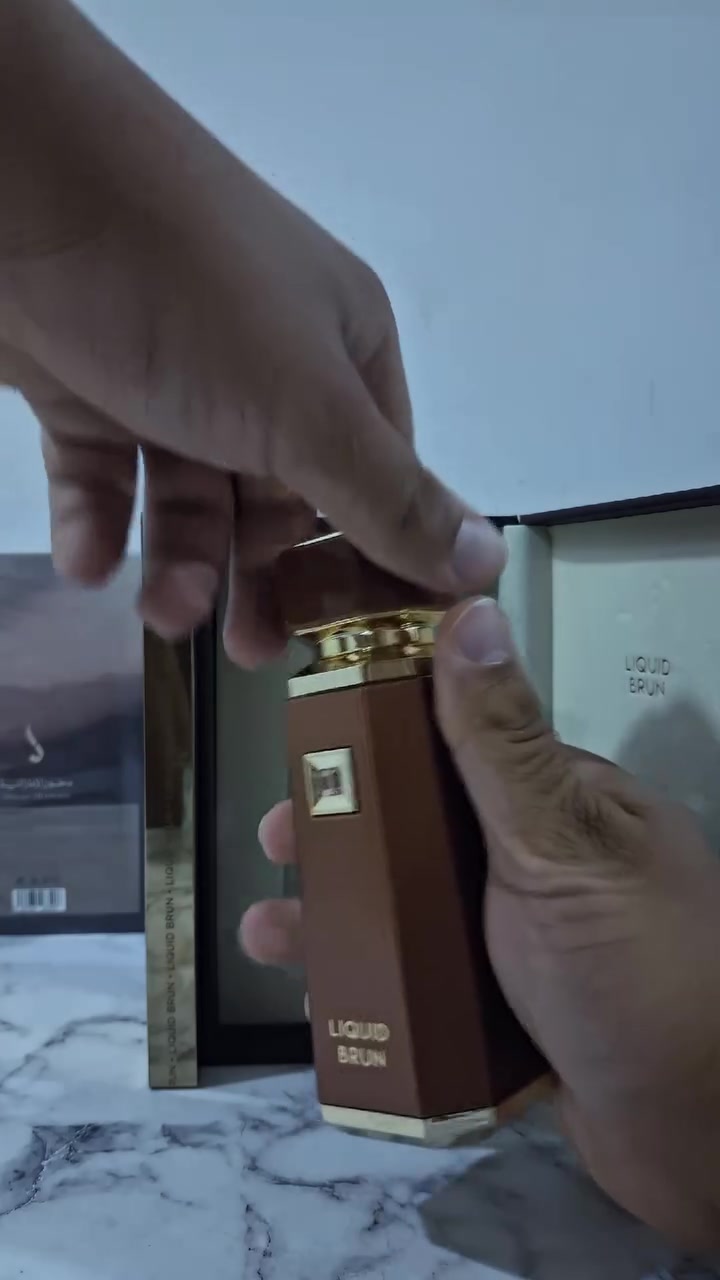 لكود براون - Liquid Brown السعر 45 الف
عطر رجالي شتوي، مو صيفي
ريحته شوكولاتة وكاكاو وبندق واضحة، مو خفيف
الافتتاحية قوية مال كاكاو، بعد ساعة يصير فانيليا وكراميل هادئة
ثباته 8 ساعات على الملابس، 4-5 على الجلد
فوحانه متوسط - متر حواليك، مو يخنك الي بالغرفة
ينلبس بالليل، بالطلعة، بالدوام اذا تريد تبين مرتب
مو مال رياضة ولا مال حر تموز
اذا تحب عطور فانيليا وشوكولاتة مثل Althair راح يعجبك
اذا تحب عطور حمضيات وباردة هذا مو الك
