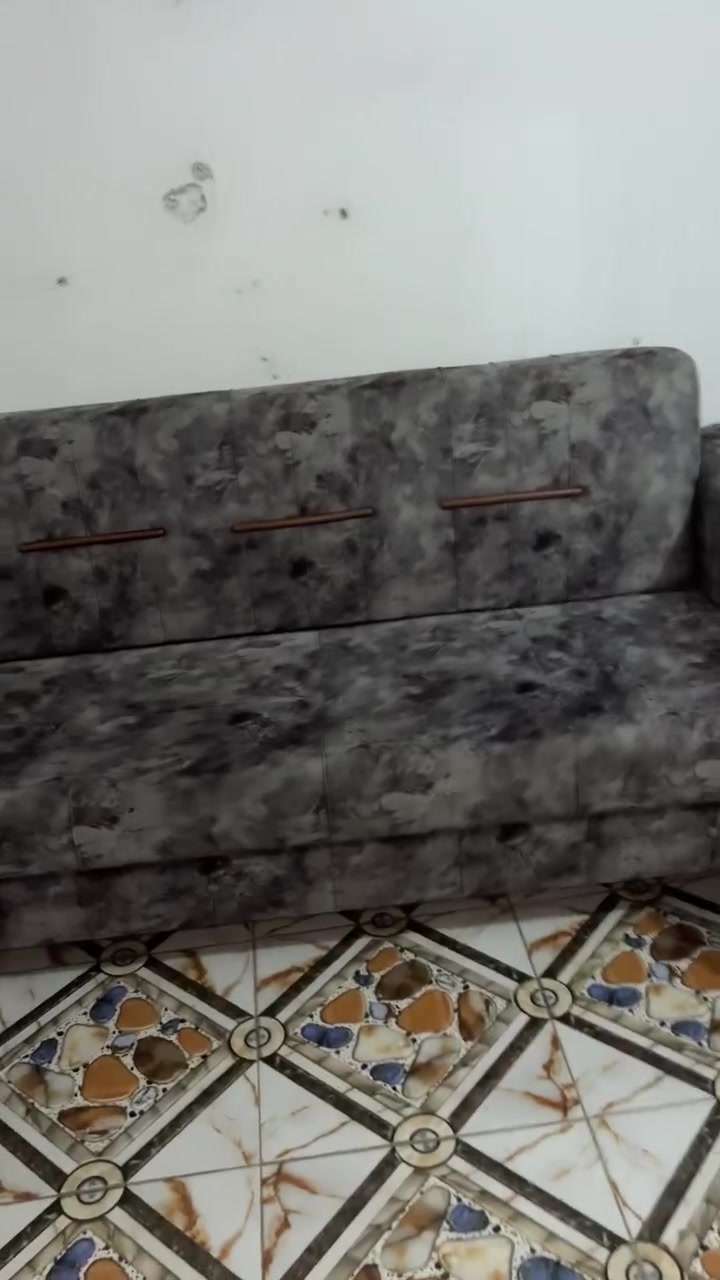 السلام عليكم تخم حطاطه استخدام شي قليل  خمس مقاعد عشر قطع لون مميز للاتواصل ***********واتساب ملاحضه اشعندك اشتري
