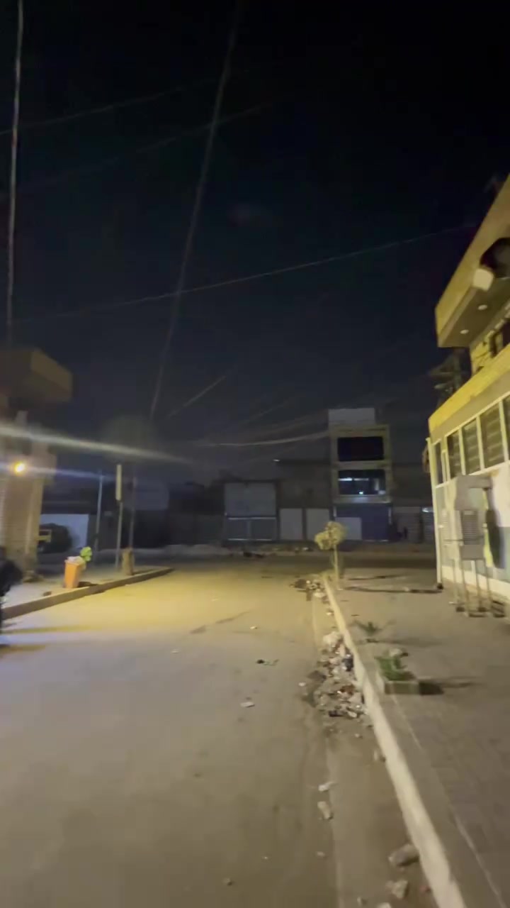 سلام عليكم نصف قطعة للبيع في مدينة الصدر قطاع 32 شارع السفنج مقابيل اسواق عقيل الاستفسار على هاذ رقم ***********
